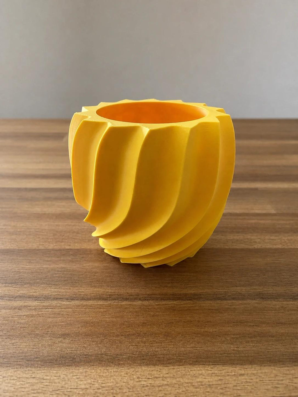 Swirl planter