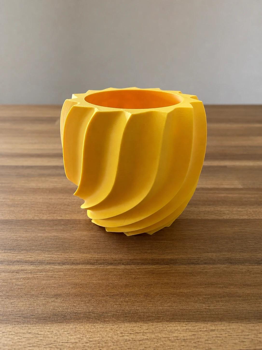 Swirl planter